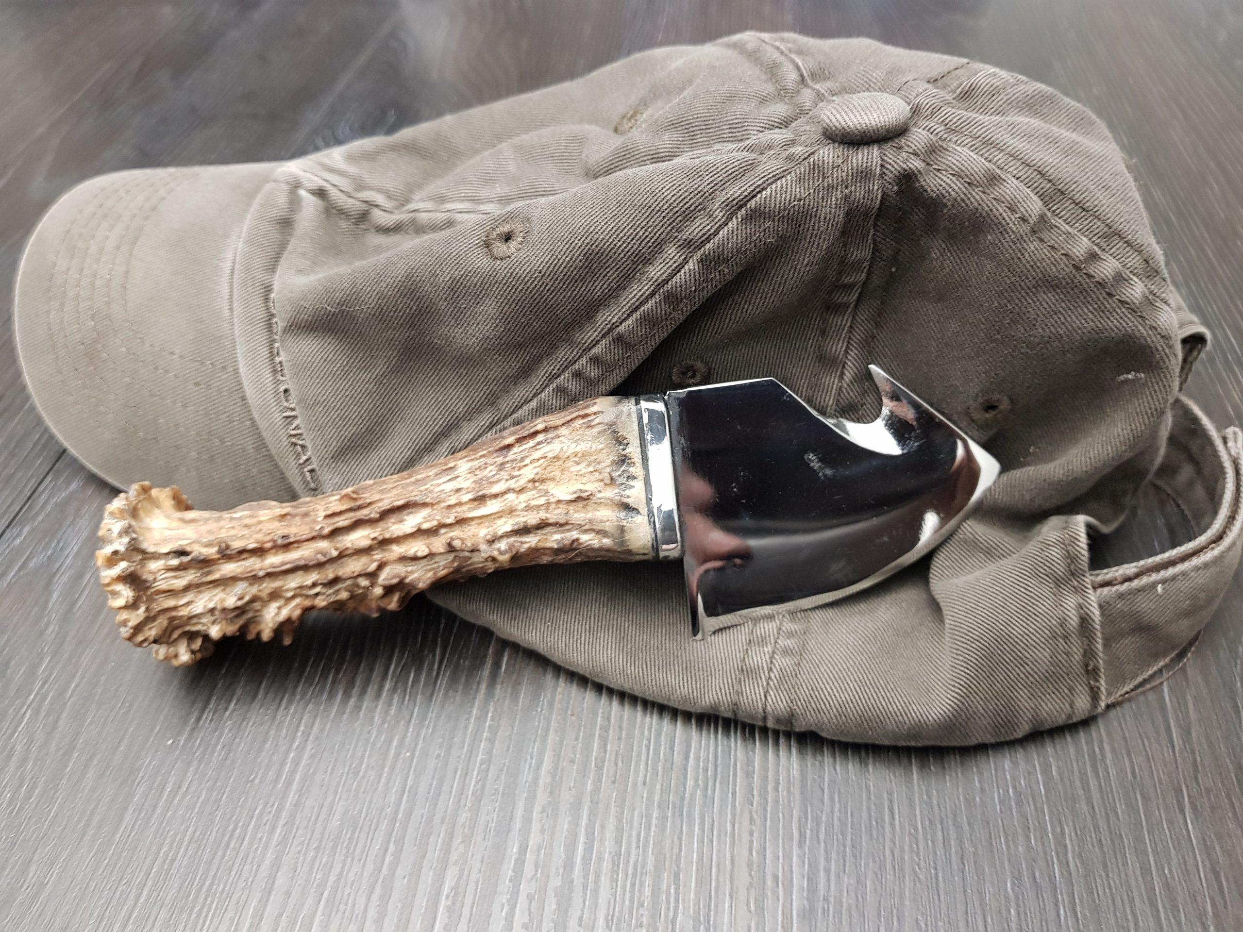 Nož za iztrebljanje in odiranje