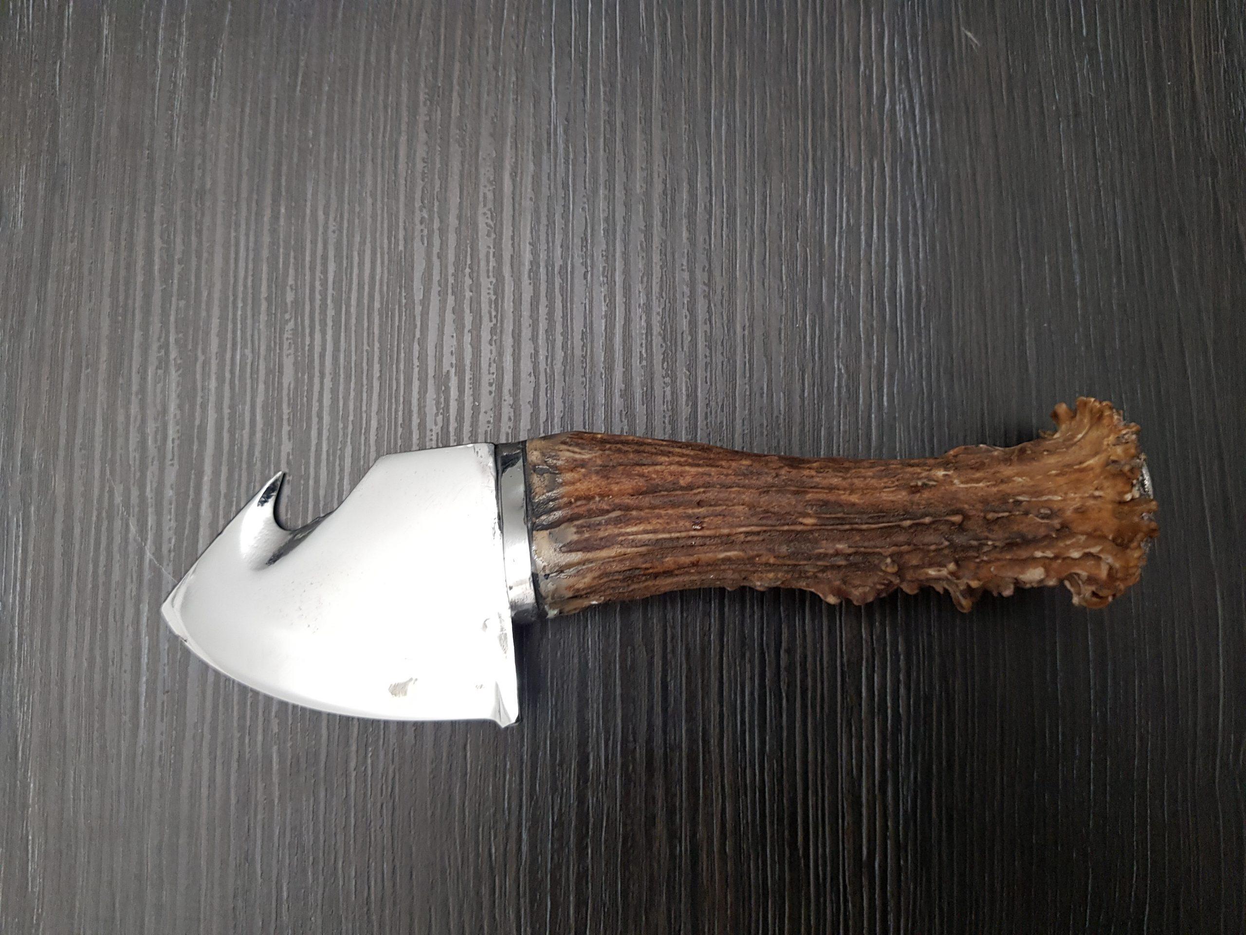 Nož za iztrebljanje in odiranje