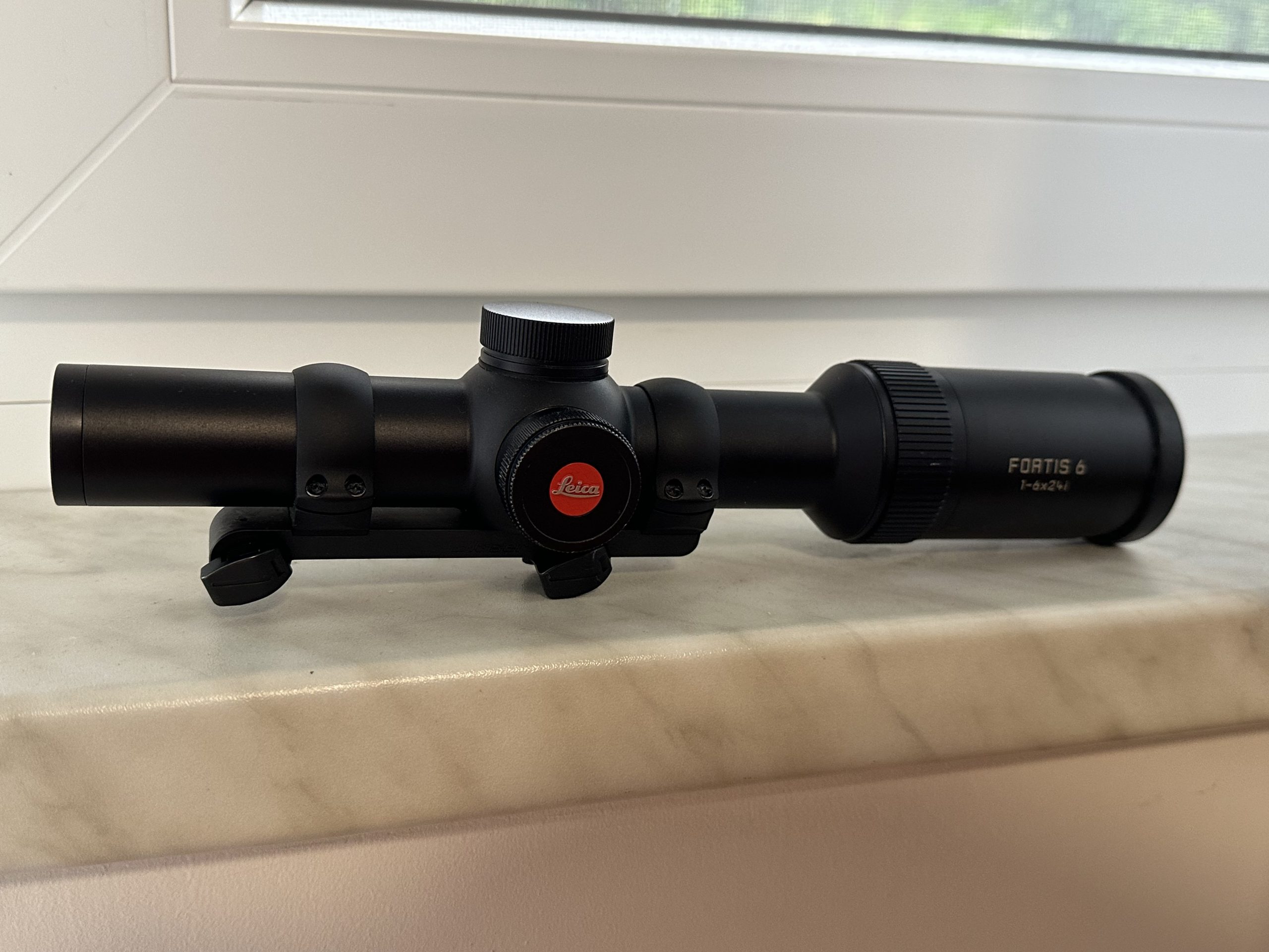 Prodam širokokotni strelni daljnogled Leica frotis 1-6x24i