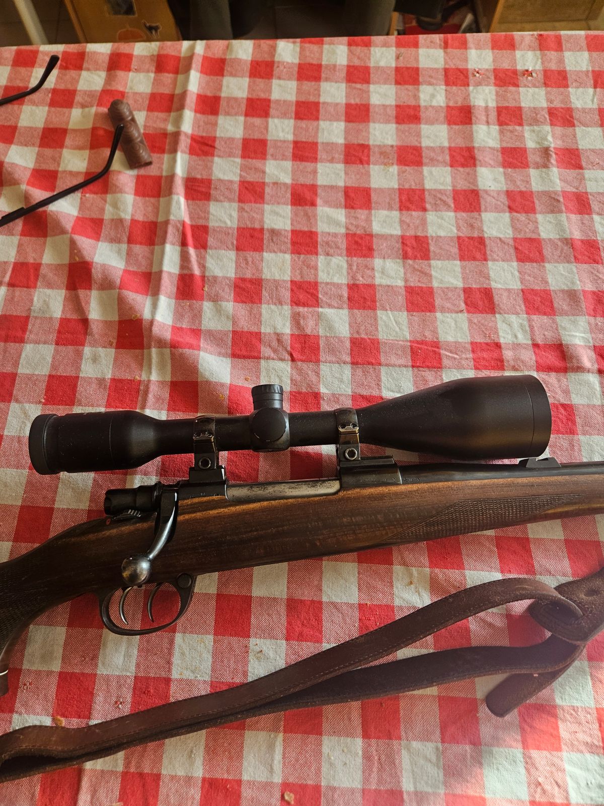 Prodam daljnogled meopta 7×56 in okvir za crveno zastavo 5 metkov