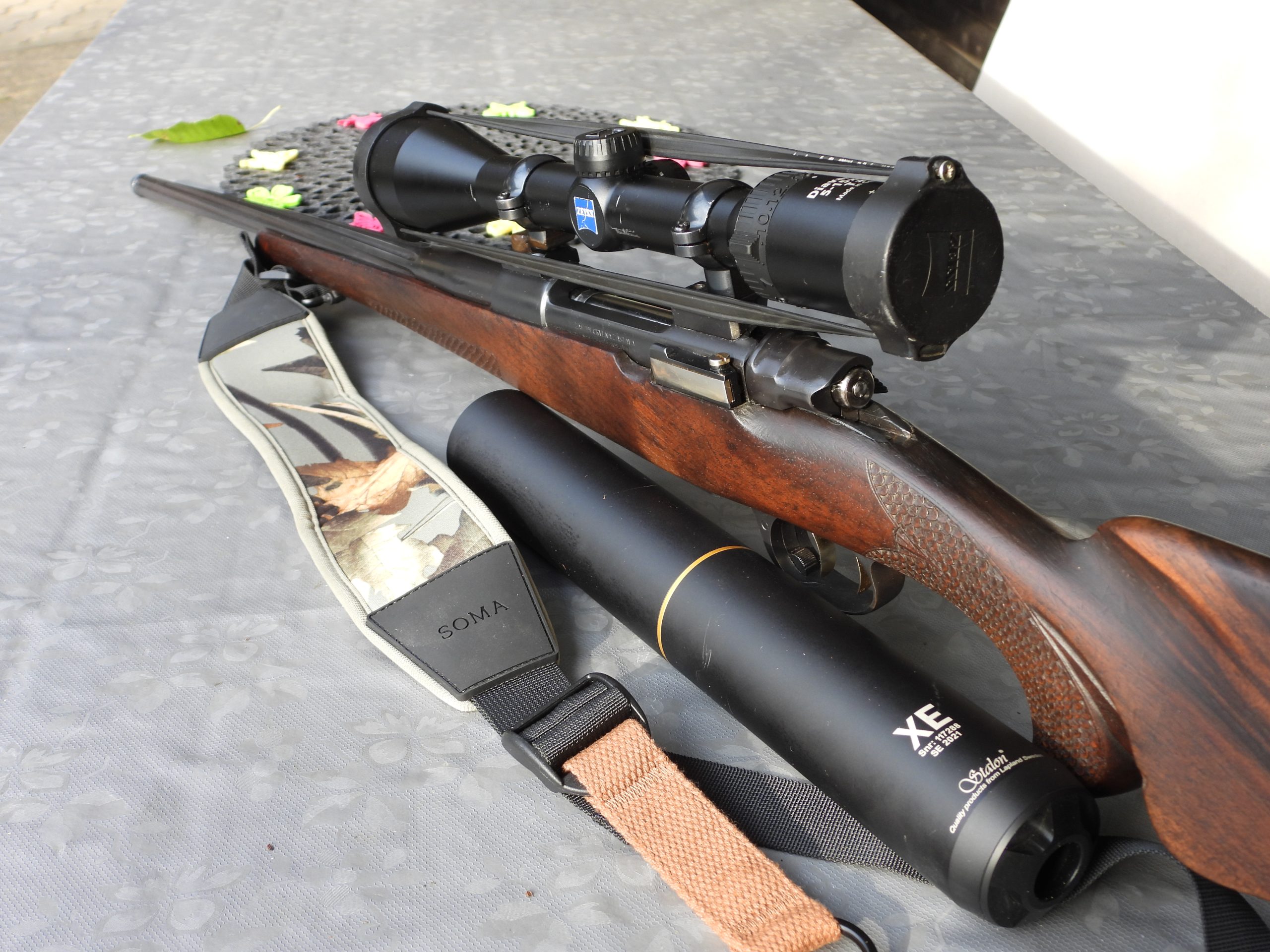 karabin 243 z optiko in dušilcem poka