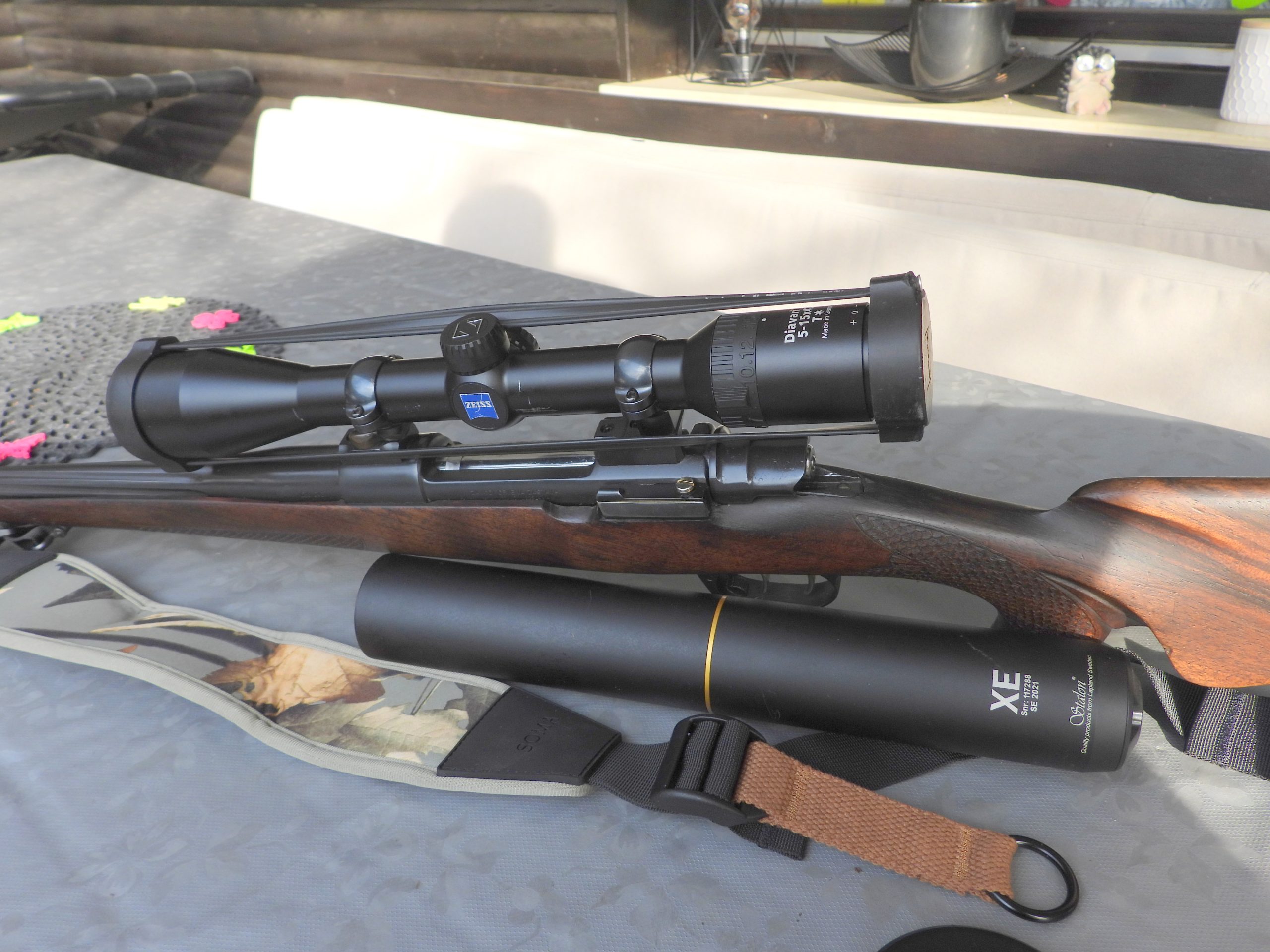karabin 243 z optiko in dušilcem poka