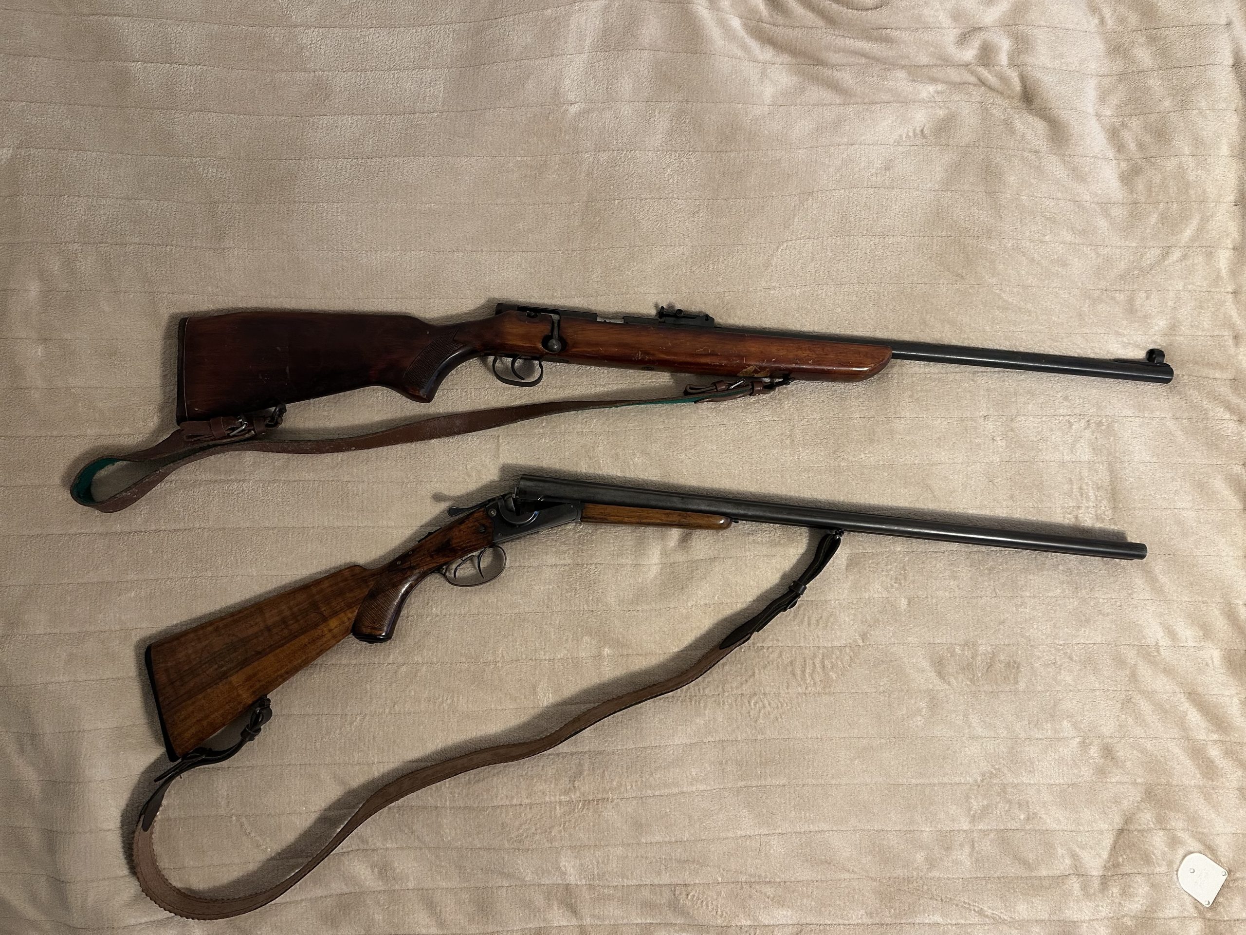2 puski – z gladko cevjo 16/16 in z risano cevjo 5.6 mm