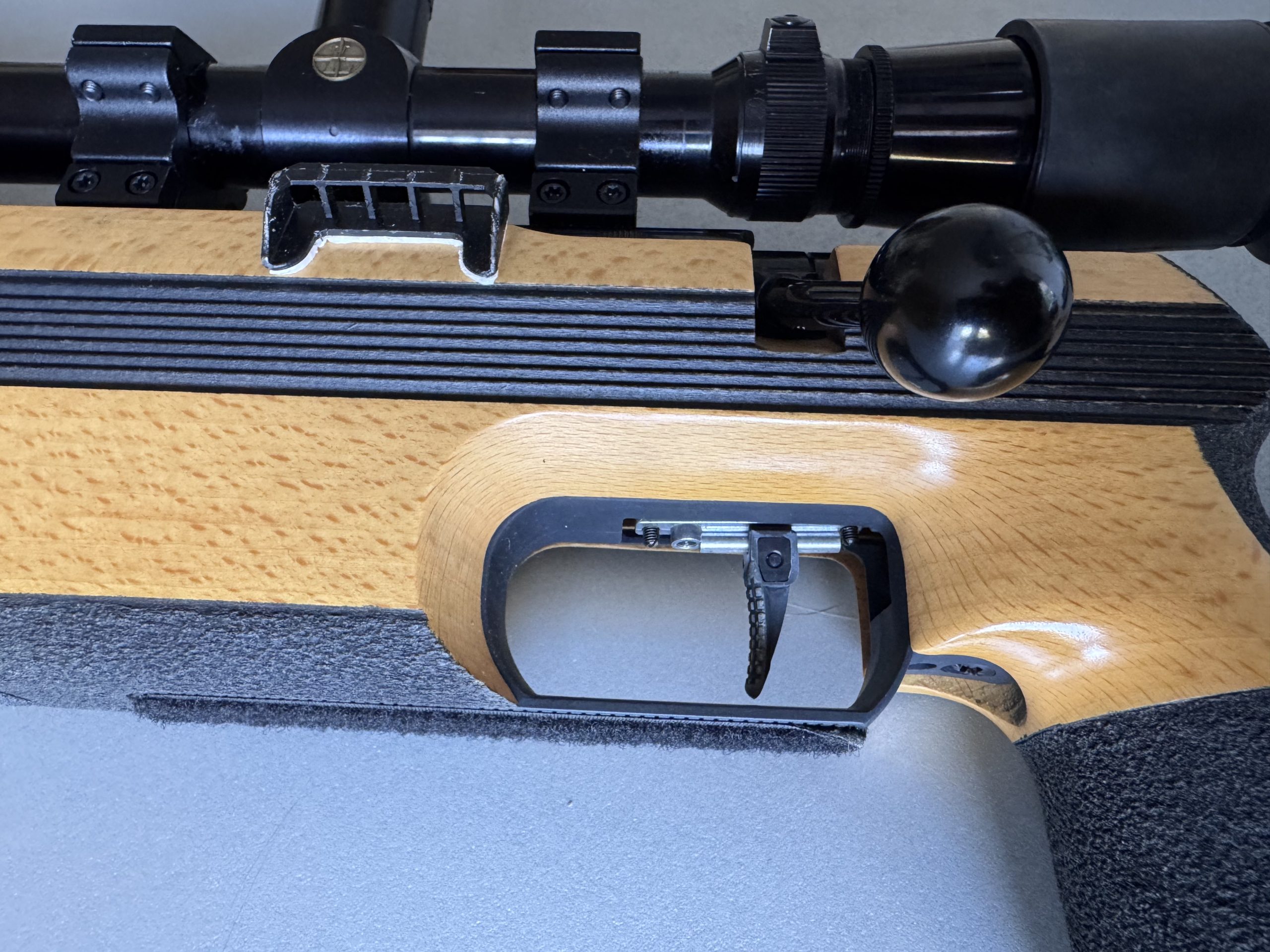 REZERVIRANO! Anschutz 1907, 22 l.r. Leva, z daljnogledom Leupold Vari X, 6,5-20x