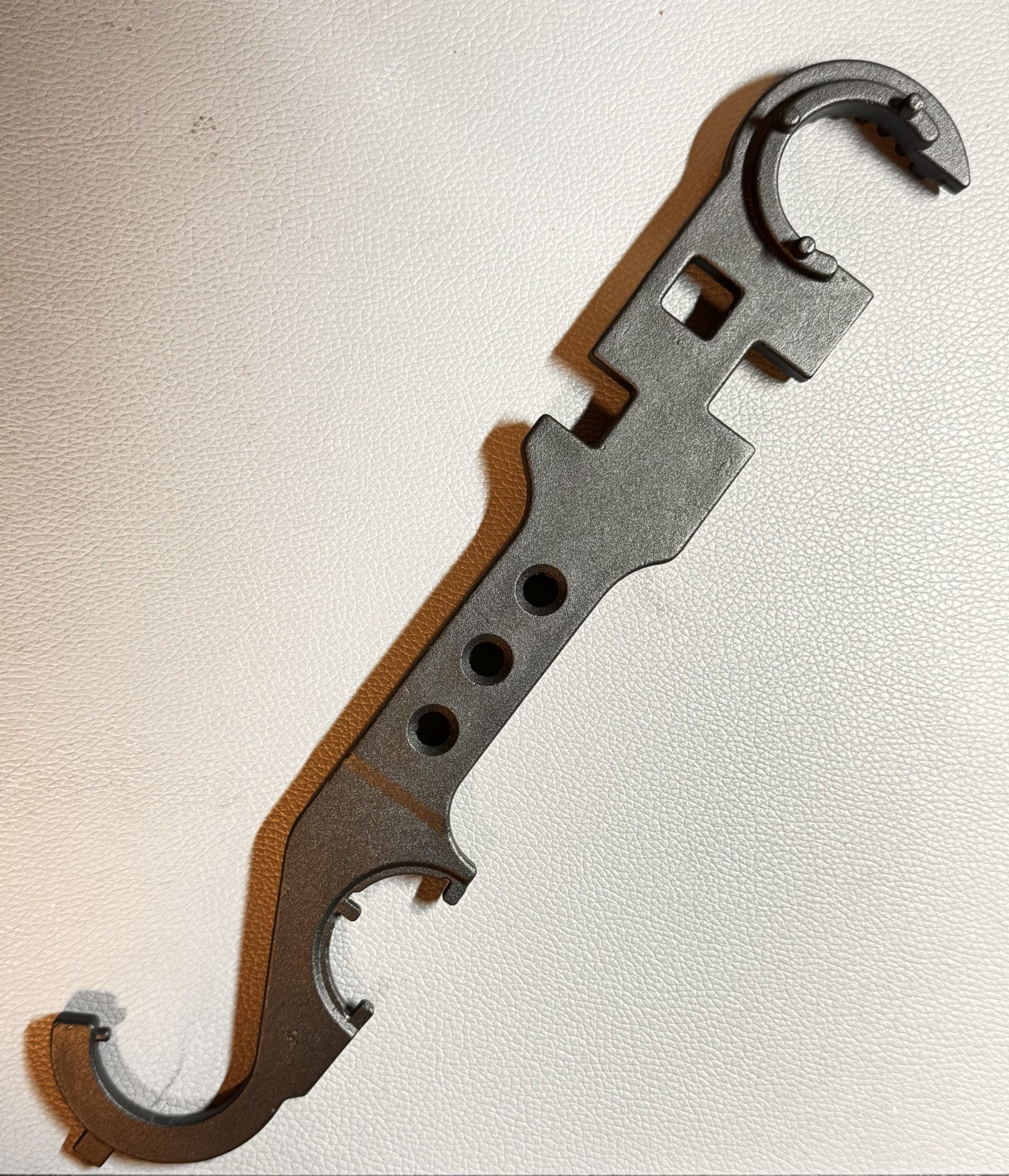 Ključ za razstavljanje pušk sistema AR-15 in M-4.