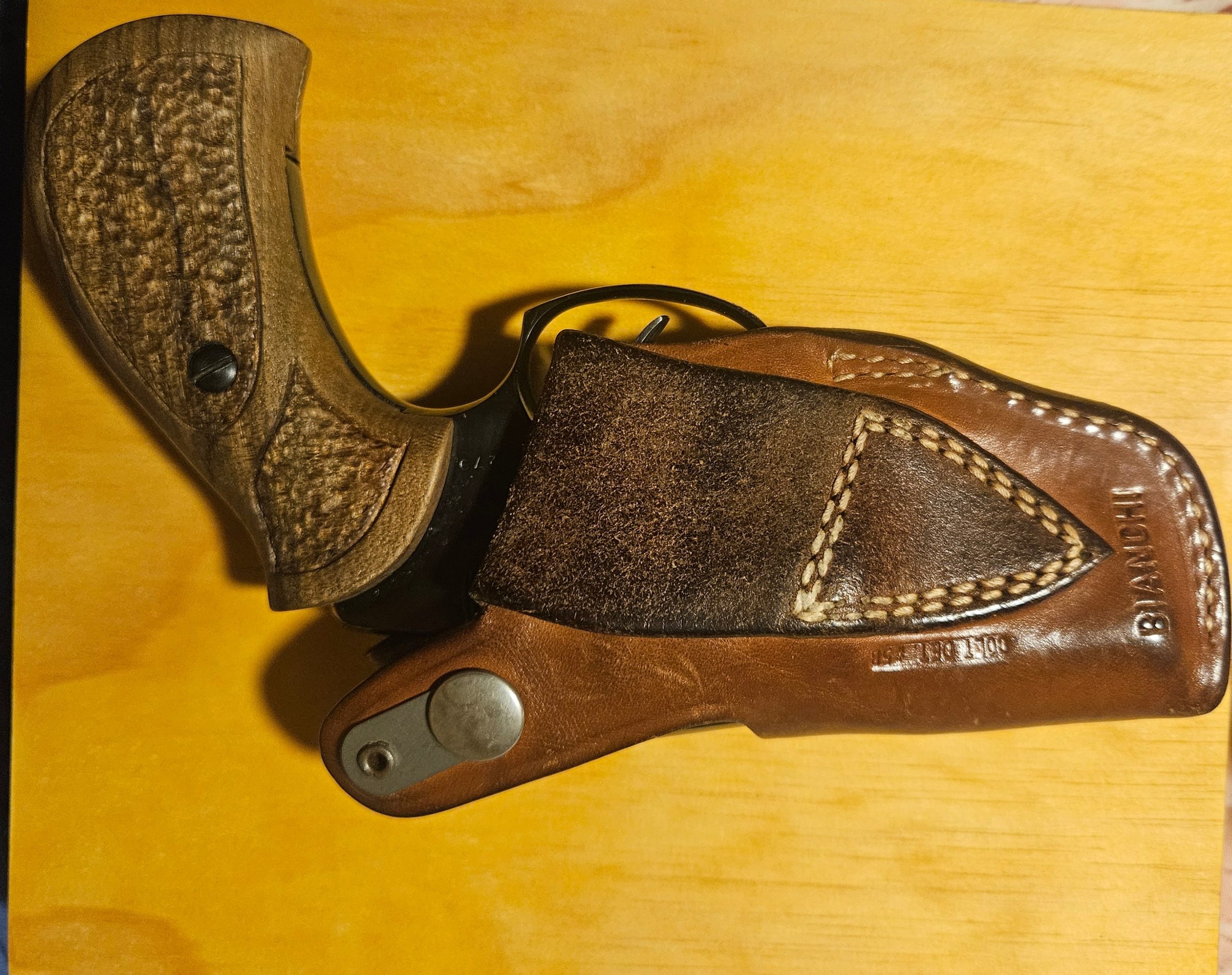 Revolver Astra 22mag.