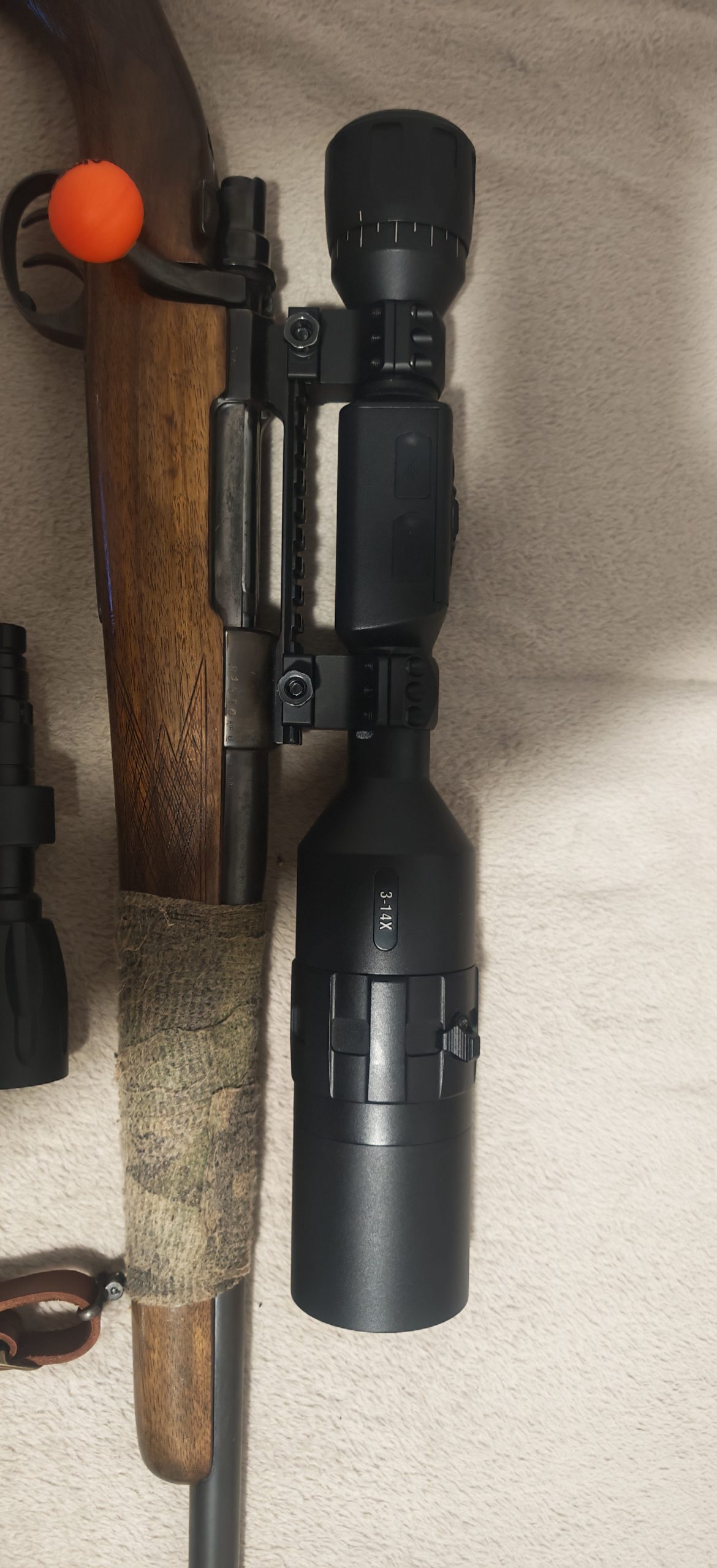 Crvena zastava z navojem