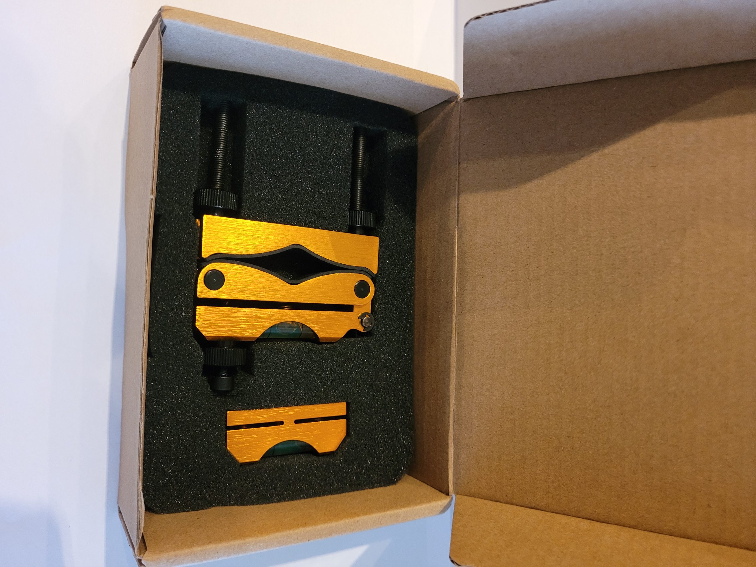 PRODAJAM – KOMPLET ZA PORAVNAVO DALJNOGLEDA