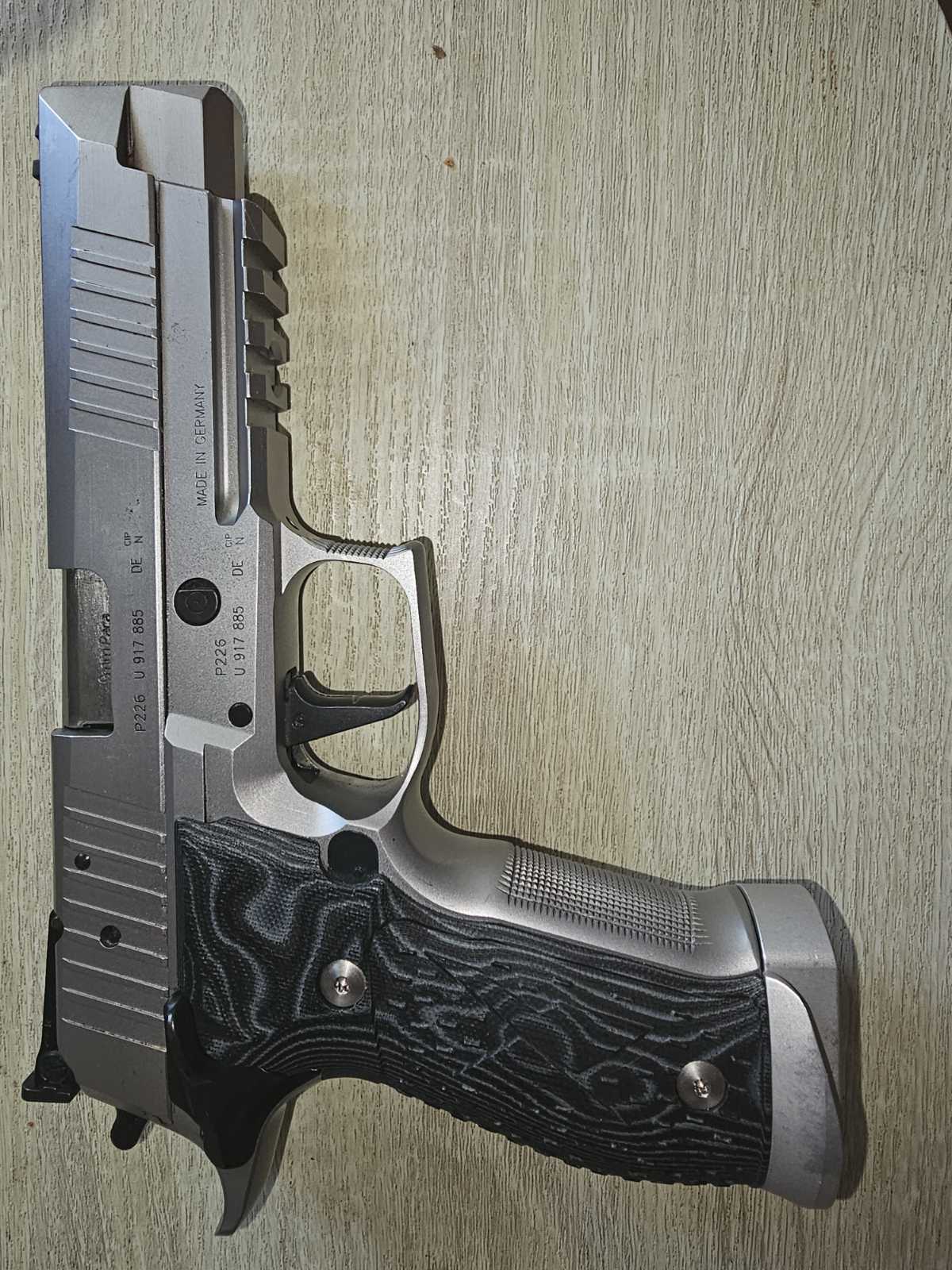 Prodam skoraj novo pištolo SIG Sauer P226 x-five 9×19 Supermatch