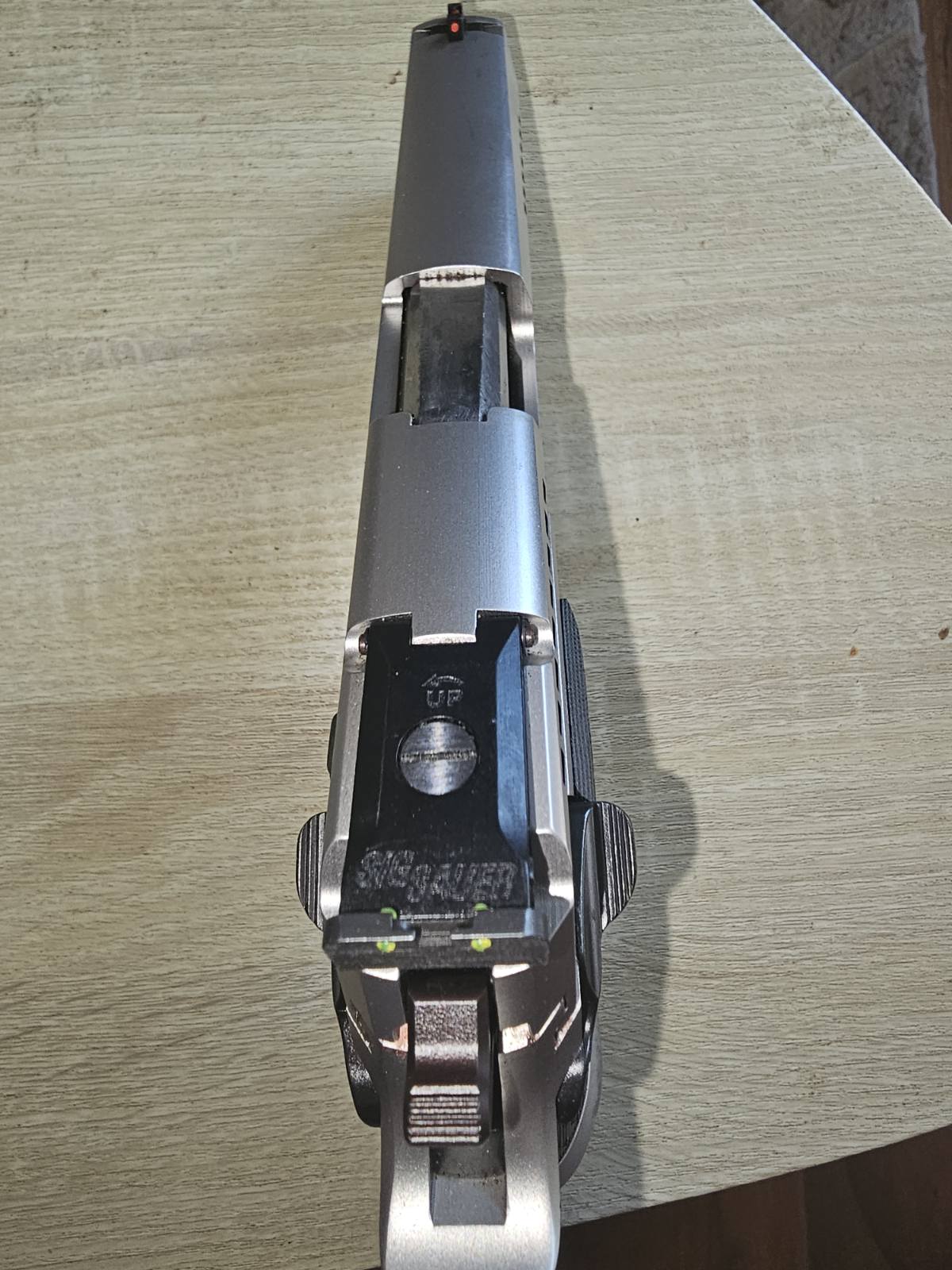 Prodam skoraj novo pištolo SIG Sauer P226 x-five 9×19 Supermatch