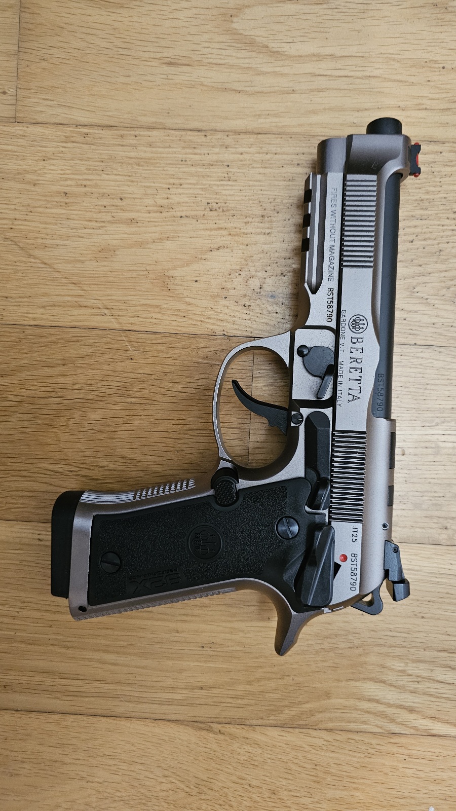 Prodam popolnoma novo, nikoli rabljeno polavtomatsko pištolo Beretta 92X v kalibru 9x