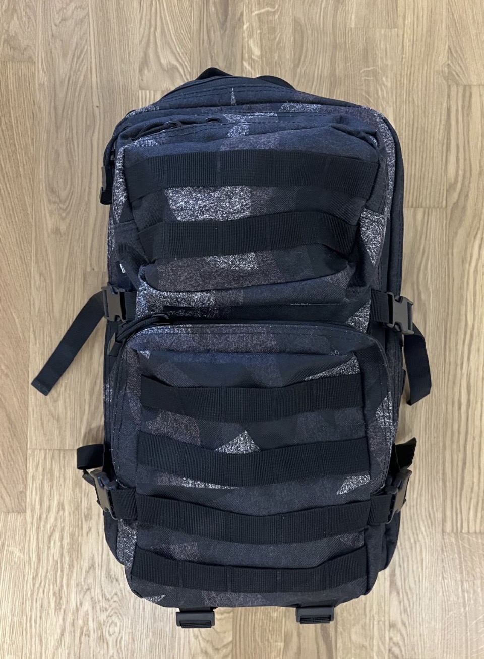 Prodam nahrbtnik Black Camo 28L